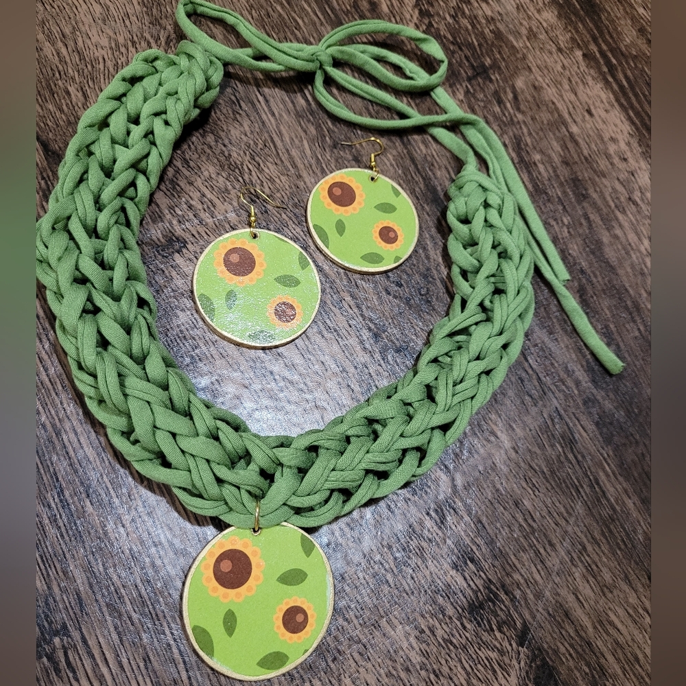 HAND CRAFTED Green Weathered Sunflower Knit Statement Necklace and Earri…